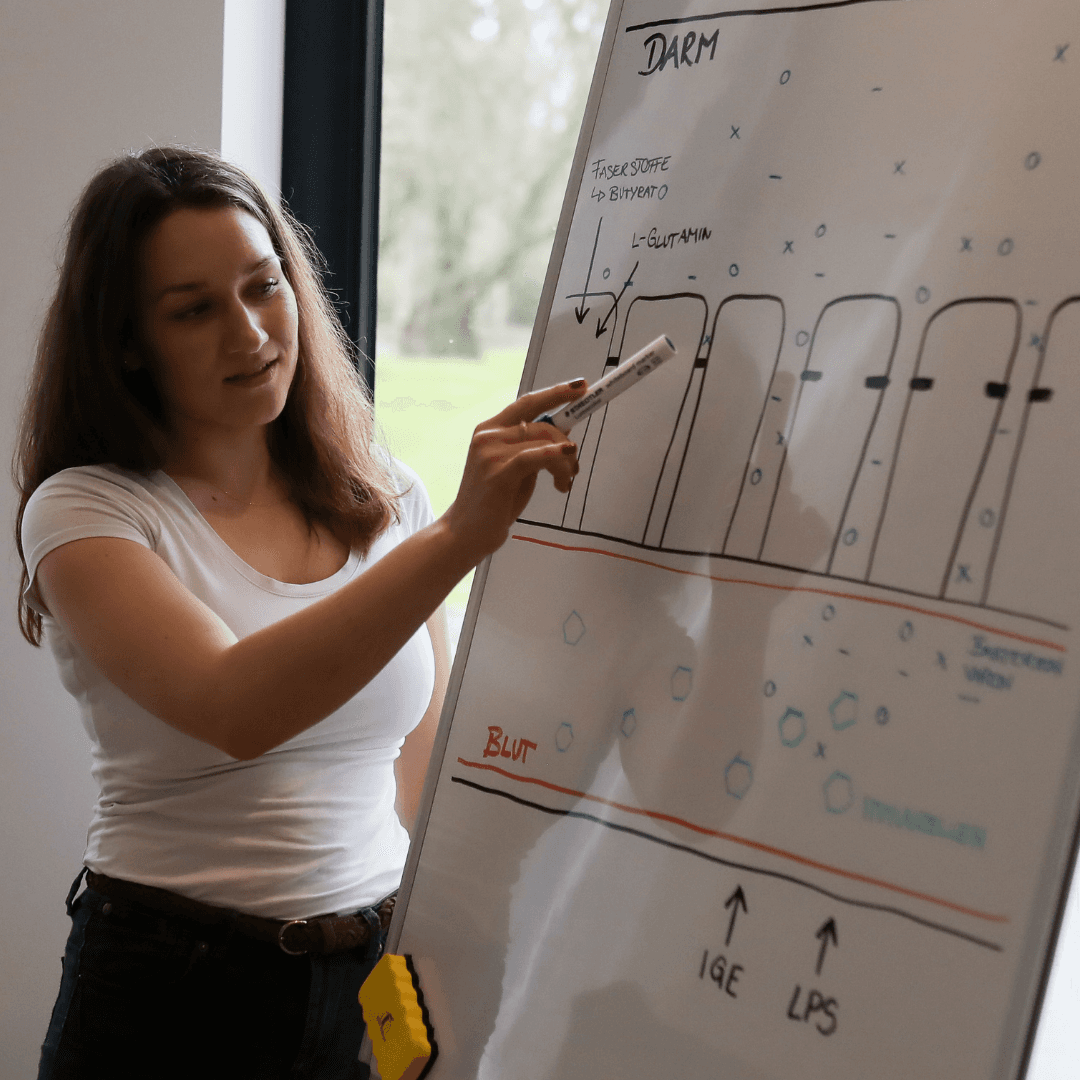 Gesundheit lernen — Mentor erklärt Zusammenhänge am Whiteboard